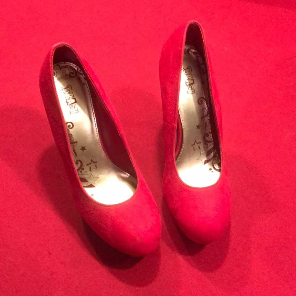 Size 9 red pumps